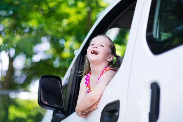 Bambina seduta in macchina bianca — Foto Stock
