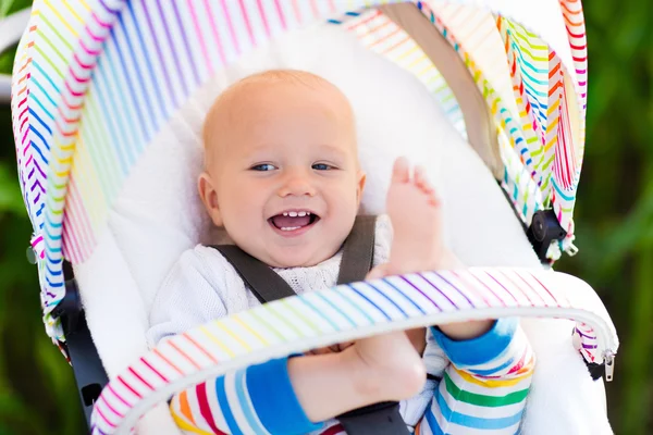 Baby im weißen Kinderwagen — Stockfoto