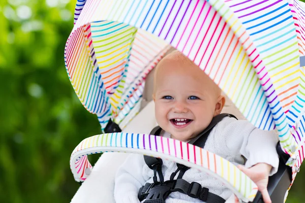 Baby in witte wandelwagen — Stockfoto