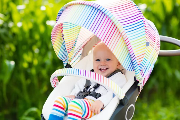 Baby in witte wandelwagen — Stockfoto