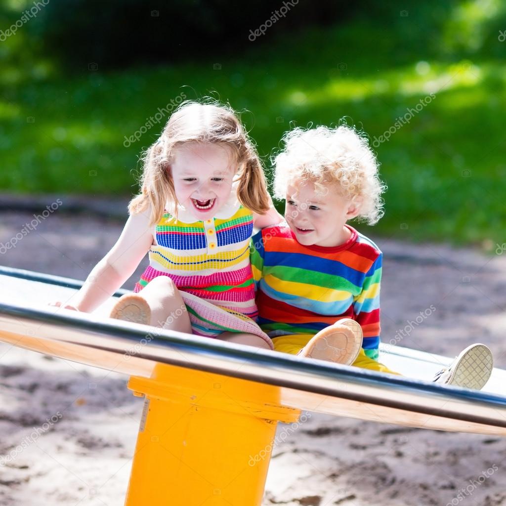 子供たちの遊び場で楽しい時を過す ストック写真 C Famveldman 子供たちの遊び場で楽しい時を過す ストック写真 C Famveldman