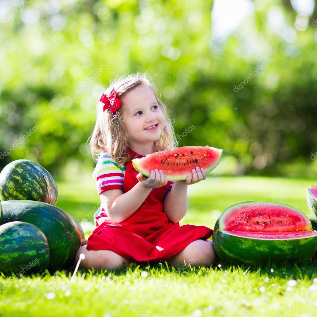 摆在的女孩吃西瓜 库存图片. 图片 包括有 维生素, 健康, 季节, 心情, 夏天, 成熟, 晴朗, 天空 - 75427375
