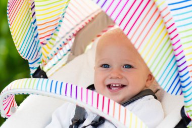 Beyaz bebek arabası bebek