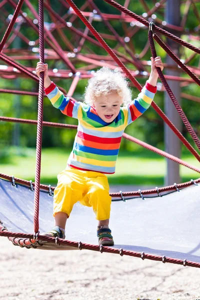 Petit garçon sur une aire de jeux — Photo