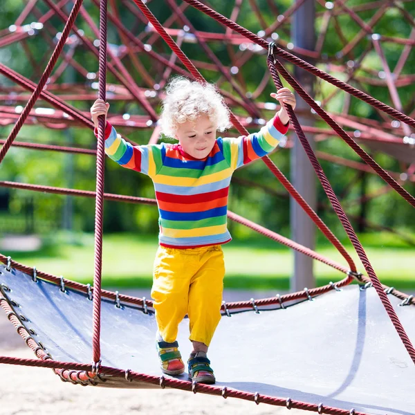 Liten pojke på en lekplats — Stockfoto