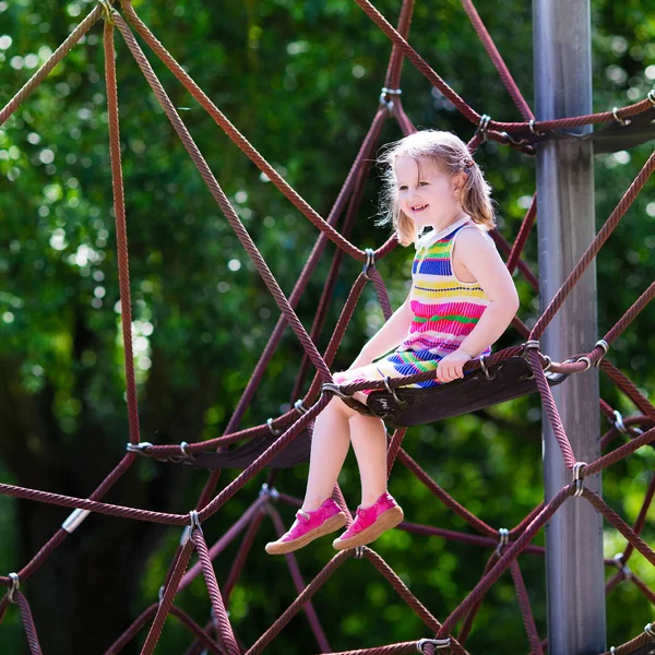 Criança se divertindo no parque infantil da escola — Fotografia de Stock