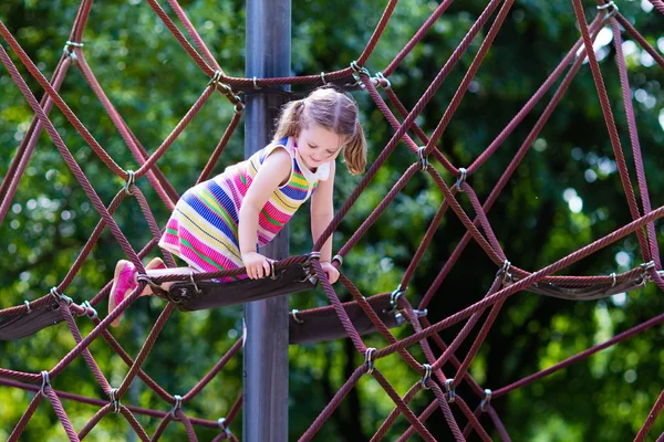 Okul bahçesinde oyun parkında eğlenceli olan çocuğun — Stok fotoğraf