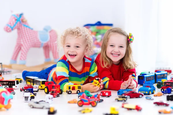 Små barn leker med leksaksbilar — Stockfoto