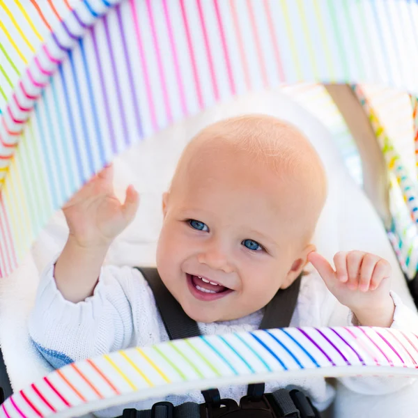 Baby in witte wandelwagen — Stockfoto