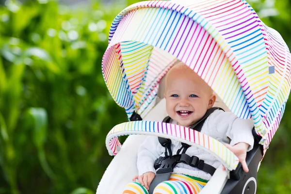 Baby in witte wandelwagen — Stockfoto