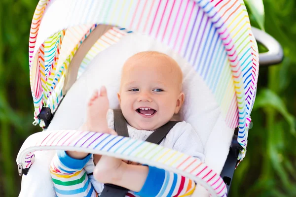 Baby i vit barnvagn — Stockfoto