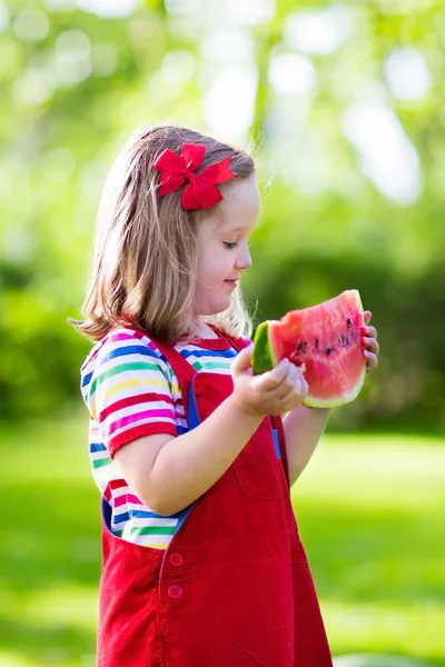 Küçük kız bahçede karpuz yeme — Stok fotoğraf