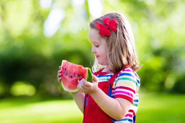 Little girl eating watermelon in the garden — Stock Photo, Image