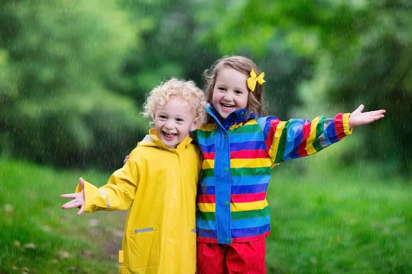 Niños jugando bajo la lluvia — Foto de Stock