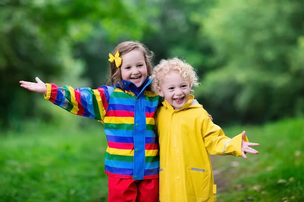 Kids playing in the rain — Stock Photo, Image