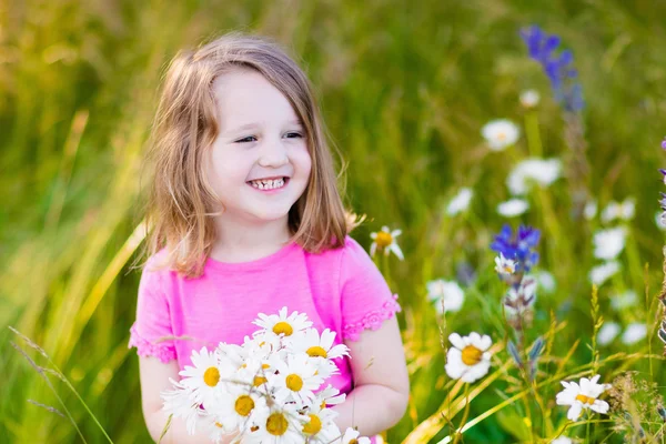Meisje in daisy flower veld — Stockfoto