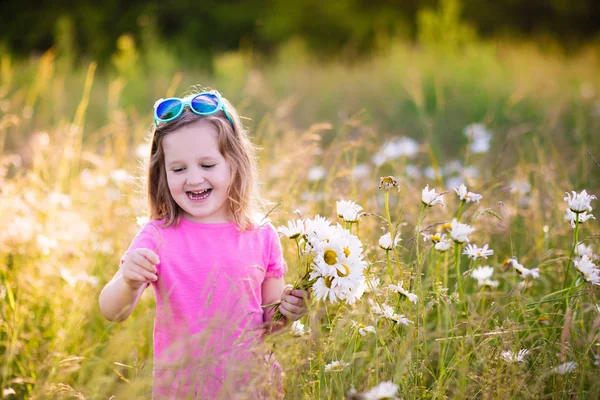 Little girl in daisy flower field — Stock Photo, Image