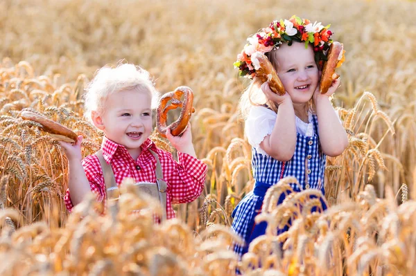 Niños en trajes bávaros en el campo de trigo — Foto de Stock