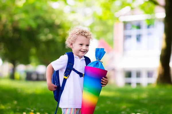 Kleines Kind mit Zuckertüte am ersten Schultag — Stockfoto