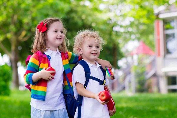 学校の最初の日の子供たち — ストック写真