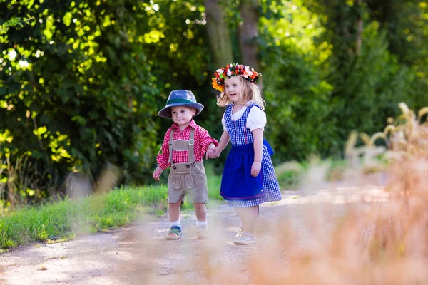 Dzieci w strojach Bawarskich w polu pszenicy — Zdjęcie stockowe