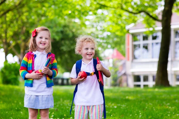 Enfants le premier jour d'école — Photo