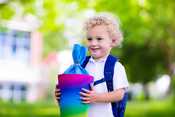 Criança com cone de doces no primeiro dia de escola — Fotografia de Stock