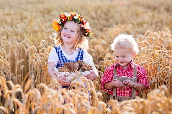 Niños en trajes bávaros en el campo de trigo — Foto de Stock