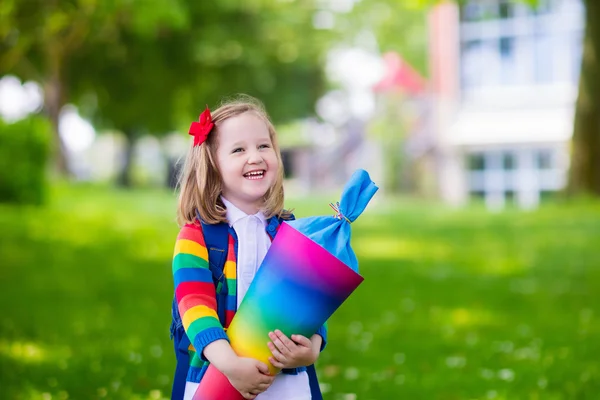 Bambino piccolo con cono di caramelle il primo giorno di scuola — Foto Stock