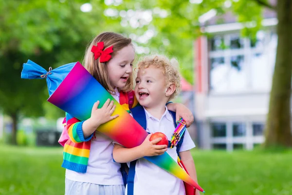 Bambini con cono di caramelle il primo giorno di scuola in Germania — Foto Stock