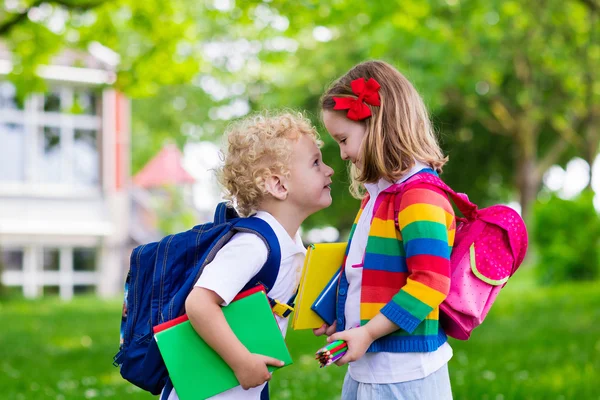 孩子们在学校的第一天 — 图库照片