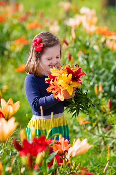 Menina colhendo flores de lírio — Fotografia de Stock