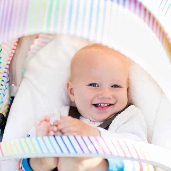 Baby im weißen Kinderwagen — Stockfoto