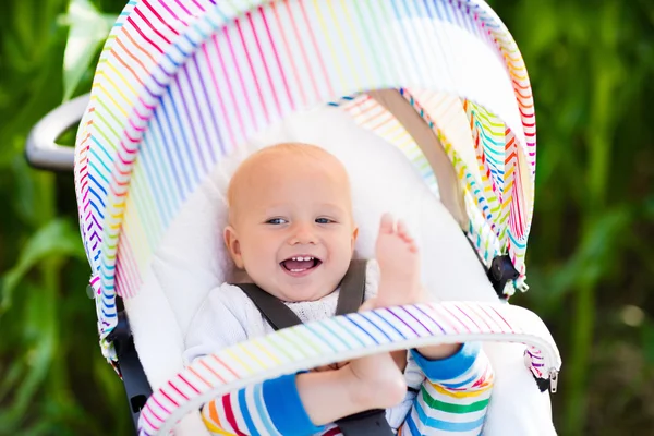 Baby im weißen Kinderwagen — Stockfoto