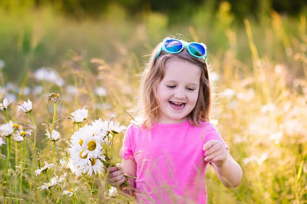 Little girl in daisy flower field — Stock Photo, Image