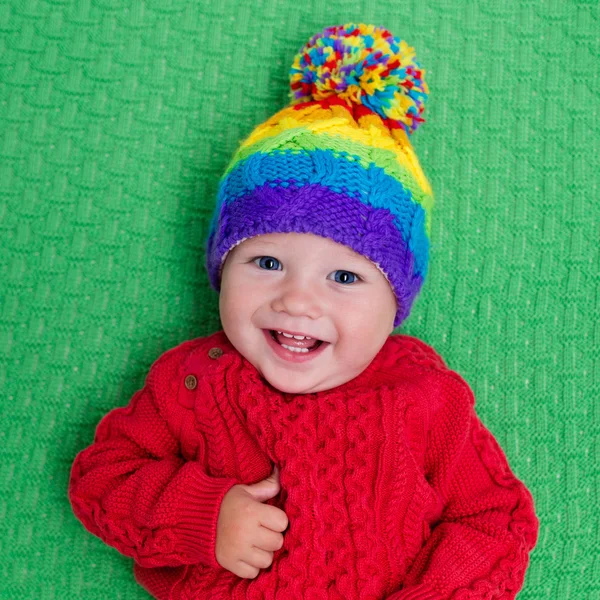 Kleines Baby in warmer Strickmütze — Stockfoto