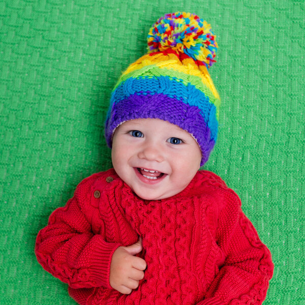 Малыш в тёплой вязаной шляпе
