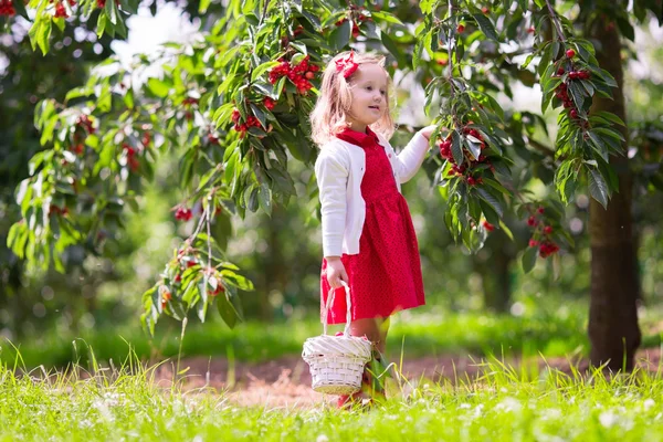 Küçük kız malzeme çekme kiraz — Stok fotoğraf