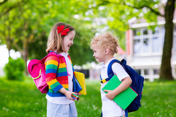 Дети в первый школьный день
