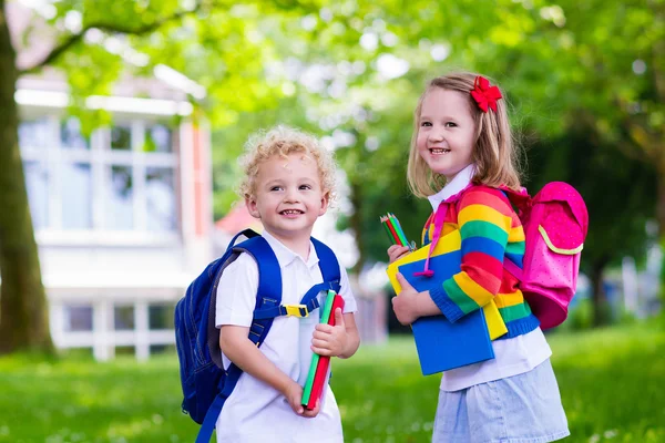 Crianças no primeiro dia de escola — Fotografia de Stock