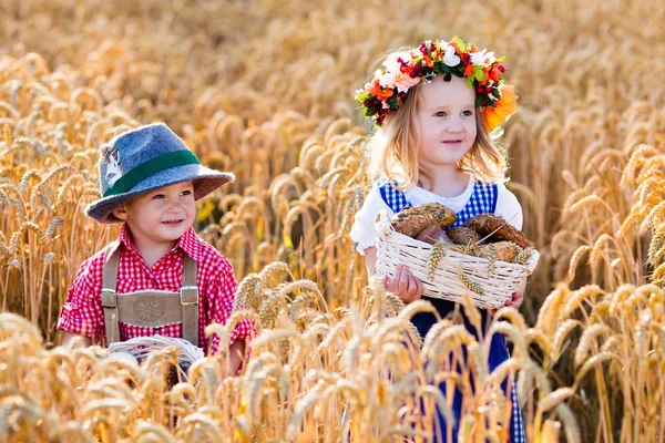 Dzieci w strojach Bawarskich w polu pszenicy — Zdjęcie stockowe