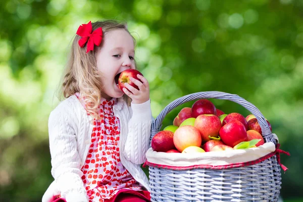Gadis kecil dengan keranjang apel — Stok Foto