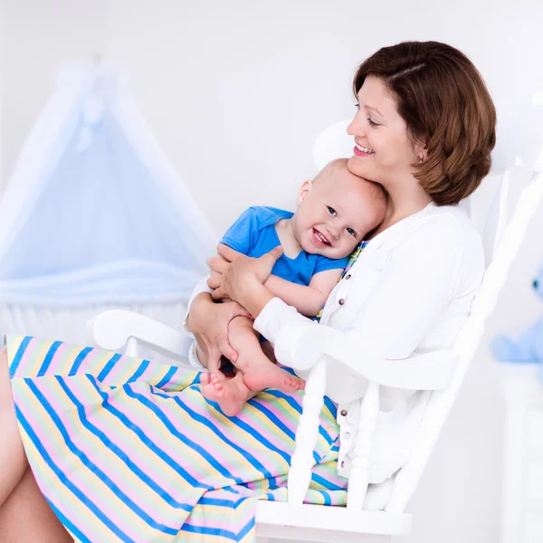 Moeder en baby in witte slaapkamer — Stockfoto