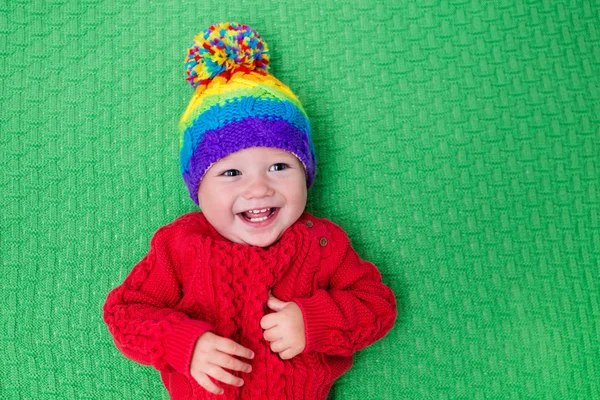 Petit bébé en bonnet tricoté chaud — Photo