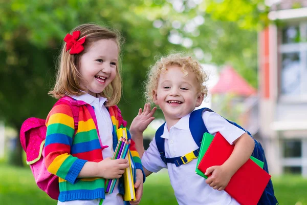 Enfants le premier jour d'école — Photo