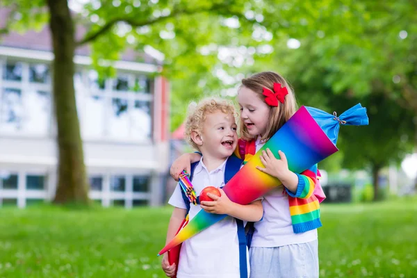 Kinder mit Zuckertüte am ersten Schultag in Deutschland — Stockfoto