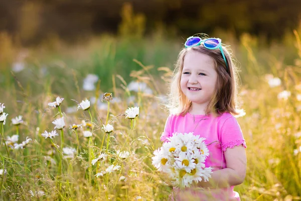 Petite fille dans le champ de fleurs de marguerite — Photo