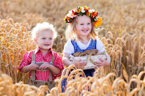 Dzieci w strojach Bawarskich w polu pszenicy — Zdjęcie stockowe