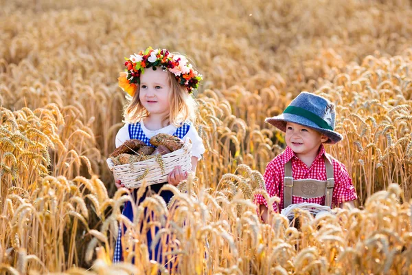 Niños en trajes bávaros en el campo de trigo — Foto de Stock