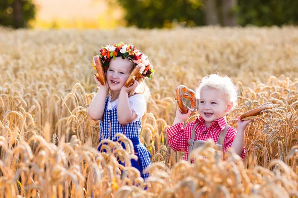 Dzieci w strojach Bawarskich w polu pszenicy — Zdjęcie stockowe